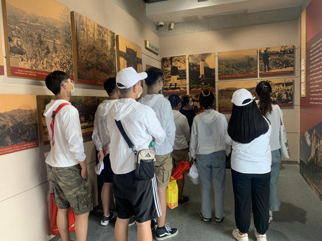 在福建省蘇維埃政府舊址聆聽(tīng)革命先輩事跡。福建船政交通職業(yè)學(xué)院供圖