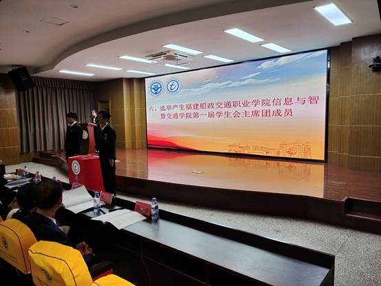 圖片包含 天花板, 室內, 桌子, 房間
描述已自動生成