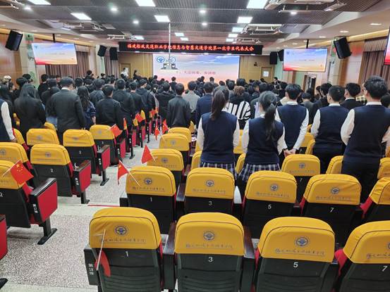 圖片包含 室內, 天花板, 人, 建筑
描述已自動生成