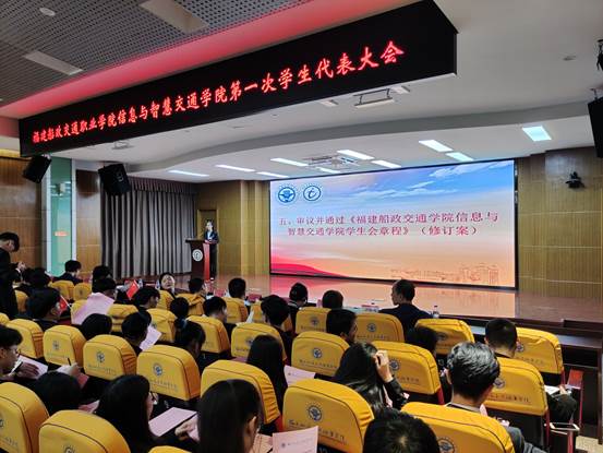 圖片包含 室內, 人, 天花板, 人們
描述已自動生成