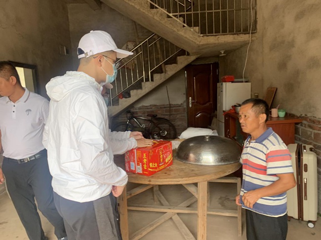 實踐隊走訪慰問脫貧戶。福建船政交通職業(yè)學院供圖