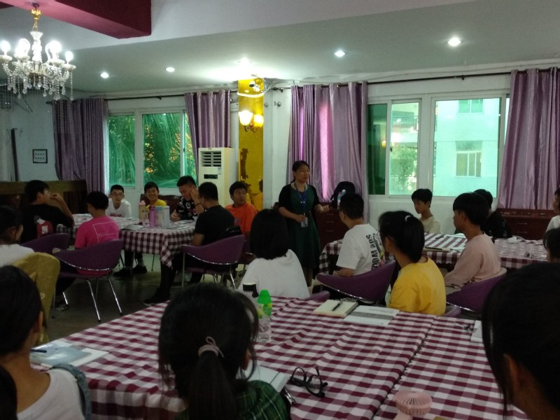 ▲翁國(guó)玲副主任做專業(yè)介紹，讓同學(xué)們感受國(guó)際郵輪的專業(yè)魅力